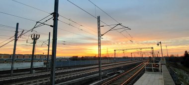 Panorama ve günbatımı tren istasyonunda raylı ve kablolu. Yüksek kalite fotoğraf