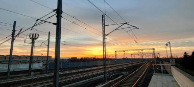 Panorama ve günbatımı tren istasyonunda raylı ve kablolu. Yüksek kalite fotoğraf