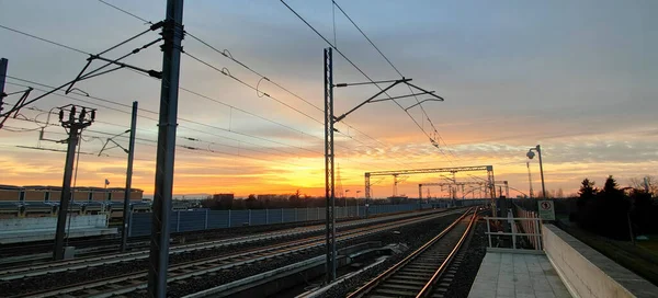 Panorama ve günbatımı tren istasyonunda raylı ve kablolu. Yüksek kalite fotoğraf