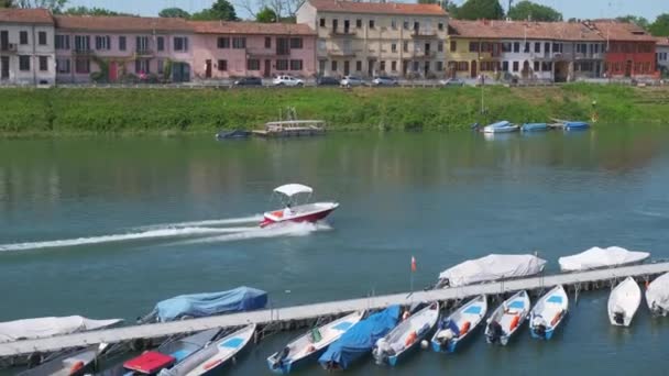 Pavia malý člun na řece Ticino za slunečného dne — Stock video