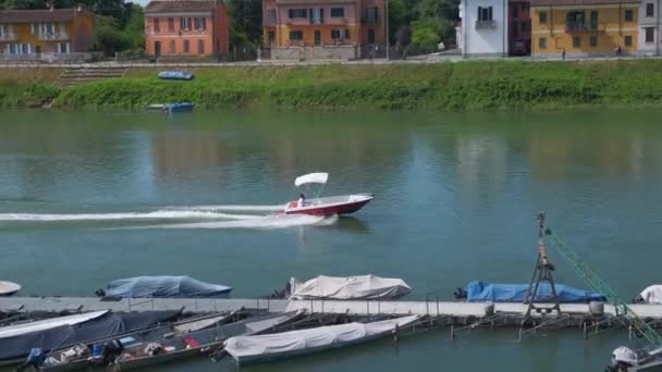 Pavia μικρό σκάφος στον ποταμό Ticino σε ηλιόλουστη μέρα — Αρχείο Βίντεο