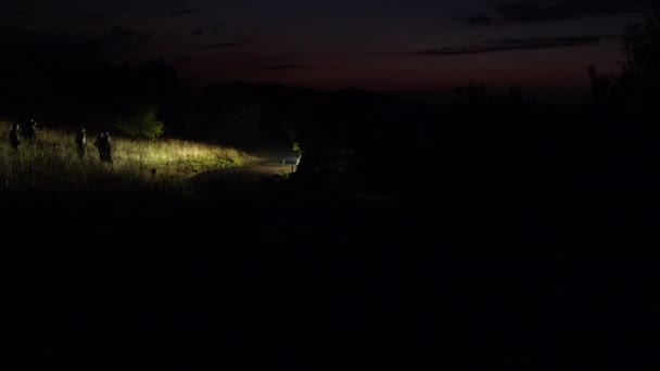 Møtebil passerer om natten og belyser stien – stockvideo