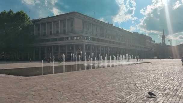 Reggio emilia vitória quadrado na frente de vales de teatro fonte luminosa tricolor — Vídeo de Stock