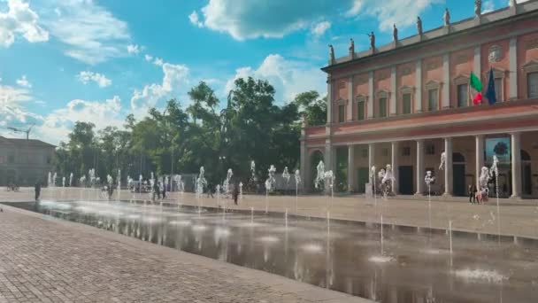 Reggio emilia victory square in front of theater valleys tricolor luminous fountain — Stock Video