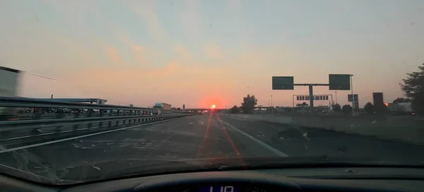 Sonnenuntergang Auf Der Italienischen Autobahn Hochwertiges Foto — Stockfoto