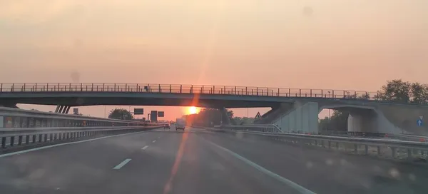 Nedgående Sol Den Italienska Motorvägen Högkvalitativt Foto — Stockfoto