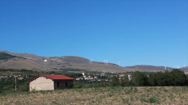 イタリアのブルッツォの山に風力タービンを設置した風力発電所 — ストック動画