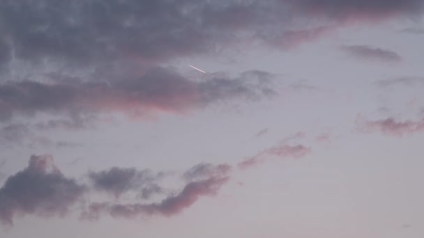 Felhők Naplementekor Rózsaszín Égbolttal Repülőgép Virrasztással — Stock videók