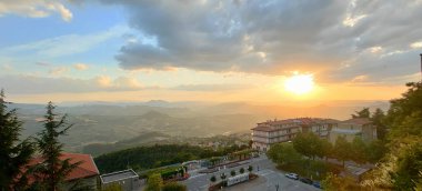 İtalya 'nın SanMarino bölgesindeki Titano Dağı' nın tepesinden manzaralı güzel bir manzara. Yüksek kalite fotoğraf