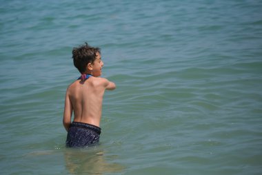 Güzel çocuk Rimini denizinde top oynuyor. Yüksek kalite fotoğraf