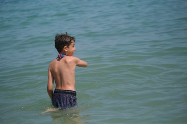Güzel çocuk Rimini denizinde top oynuyor. Yüksek kalite fotoğraf