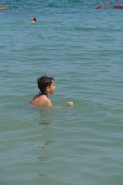 Güzel İtalyan çocuk Riccione 'de denizde oynuyor. Yüksek kalite fotoğraf