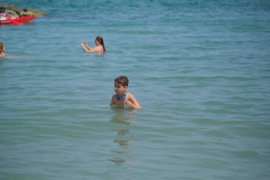 Güzel İtalyan çocuk Riccione 'de denizde oynuyor. Yüksek kalite fotoğraf