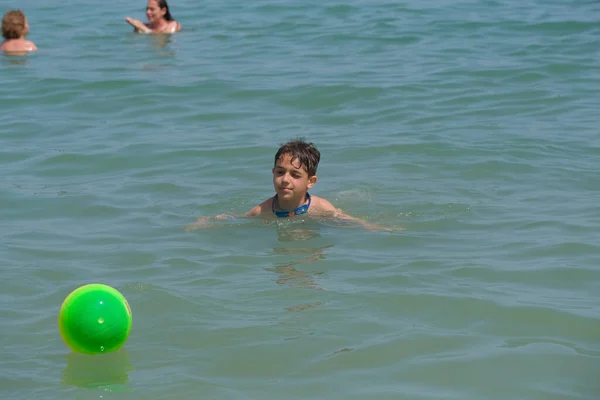아름다운 아이가 리미니의 바다에서 공놀이를 합니다 고품질 — 스톡 사진