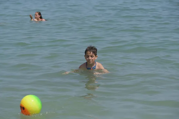 Prachtig Kind Speelt Bal Zee Van Rimini Hoge Kwaliteit Foto — Stockfoto
