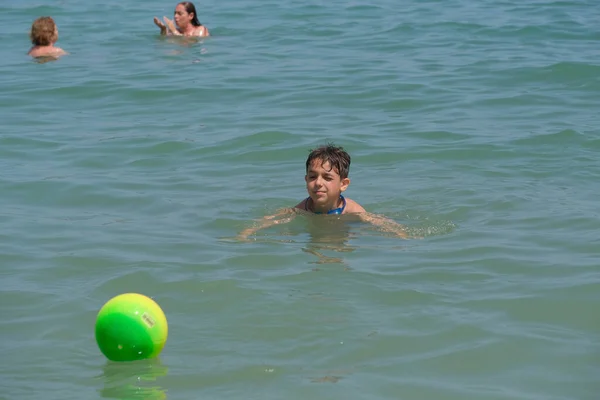 Vackert Barn Spelar Boll Havet Rimini Högkvalitativt Foto — Stockfoto