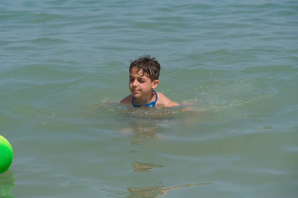 美しい子供はリミニの海でボールをする 高品質の写真 — ストック写真