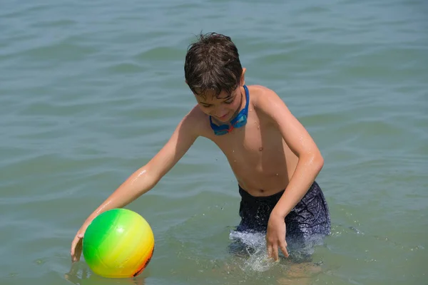 Bellissimo Bambino Gioca Palla Nel Mare Rimini Foto Alta Qualità — Foto Stock