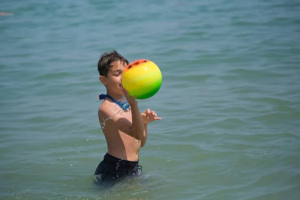 Bellissimo Bambino Gioca Palla Nel Mare Rimini Foto Alta Qualità — Foto Stock