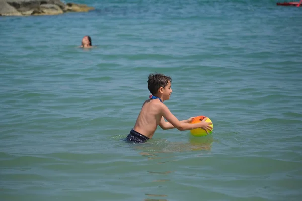 Bellissimo Bambino Gioca Palla Nel Mare Rimini Foto Alta Qualità — Foto Stock