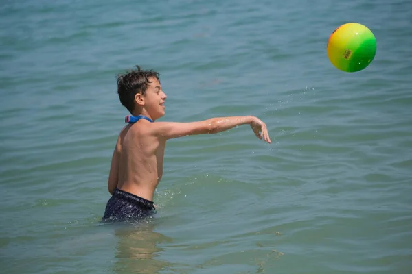 Bellissimo Bambino Gioca Palla Nel Mare Rimini Foto Alta Qualità — Foto Stock