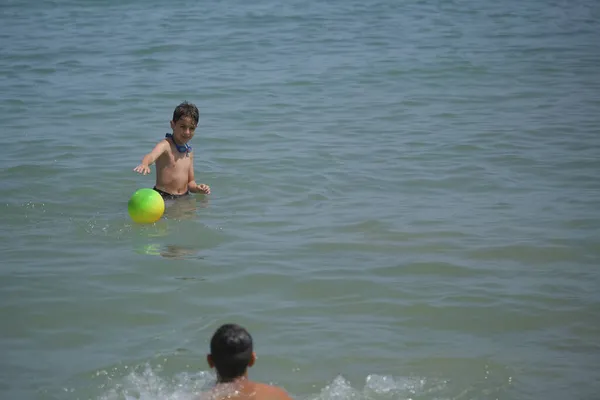 Linda Criança Joga Bola Mar Rimini Foto Alta Qualidade — Fotografia de Stock