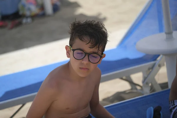 Hermoso Retrato Facial Niño Italiano Con Gafas Cabello Mojado Del —  Fotos de Stock