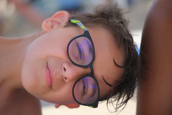 Belo Retrato Facial Criança Italiana Com Óculos Cabelos Molhados Mar — Fotografia de Stock
