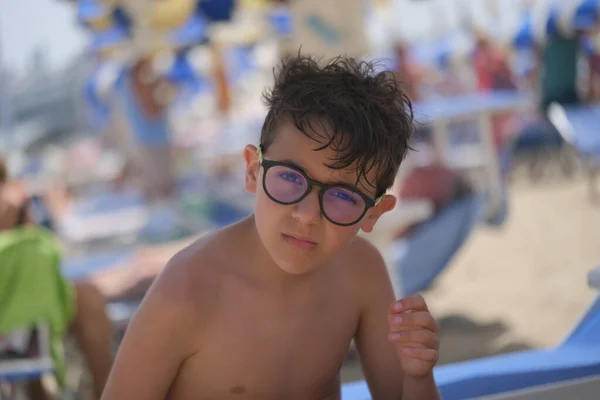 Hermoso Retrato Facial Niño Italiano Con Gafas Cabello Mojado Del — Foto de Stock