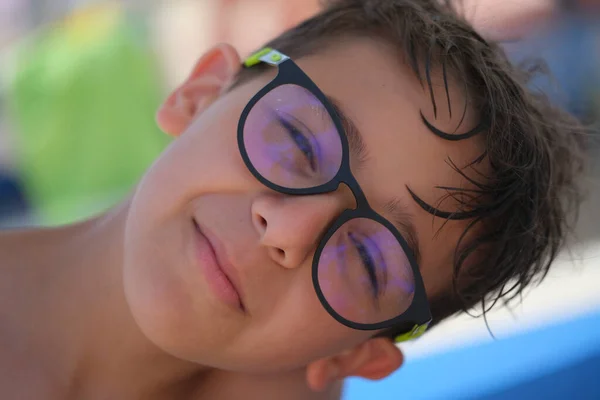 Hermoso Retrato Facial Niño Italiano Con Gafas Cabello Mojado Del —  Fotos de Stock