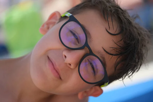Piękny Portret Włoskiego Dziecka Okularach Mokre Włosy Morza Wysokiej Jakości — Zdjęcie stockowe