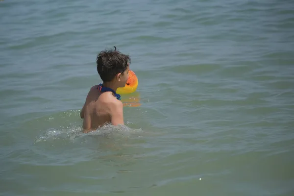 아름다운 아이가 리미니의 바다에서 공놀이를 합니다 고품질 — 스톡 사진