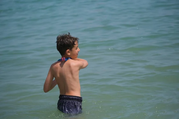 Bellissimo Bambino Gioca Palla Nel Mare Rimini Foto Alta Qualità — Foto Stock