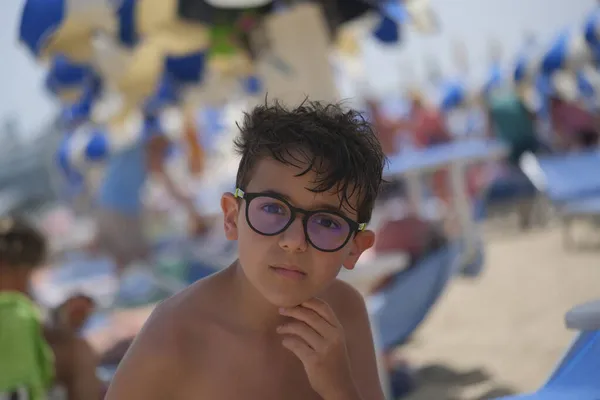 Hermoso Retrato Facial Niño Italiano Con Gafas Cabello Mojado Del — Foto de Stock