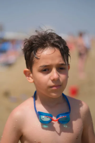 Hermoso Niño Italiano Posa Playa Con Traje Baño Gafas Foto — Foto de Stock