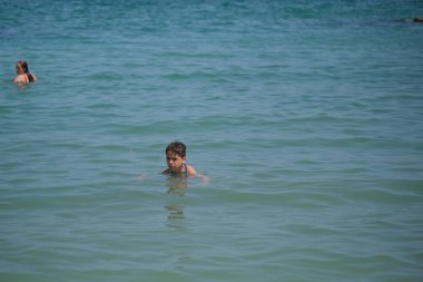 Güzel İtalyan çocuk Riccione 'de denizde oynuyor. Yüksek kalite fotoğraf
