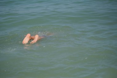 Güzel İtalyan çocuk Riccione 'de denizde oynuyor. Yüksek kalite fotoğraf