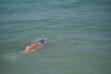 Güzel İtalyan çocuk Riccione 'de denizde oynuyor. Yüksek kalite fotoğraf