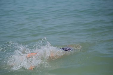 Güzel İtalyan çocuk Riccione 'de denizde oynuyor. Yüksek kalite fotoğraf