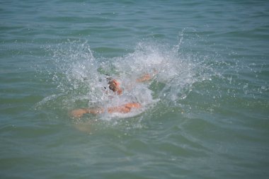 Güzel İtalyan çocuk Riccione 'de denizde oynuyor. Yüksek kalite fotoğraf