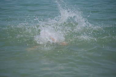 Güzel İtalyan çocuk Riccione 'de denizde oynuyor. Yüksek kalite fotoğraf