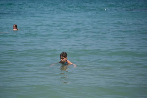 Bela Criança Italiana Brinca Água Mar Riccione Foto Alta Qualidade — Fotografia de Stock