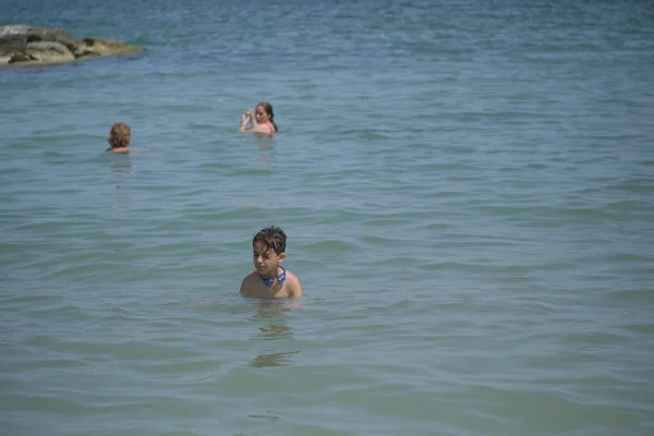 Prachtig Italiaans Kind Speelt Het Water Aan Zee Riccione Hoge — Stockfoto