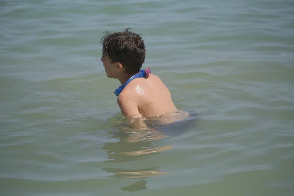 Hermoso Niño Italiano Juega Agua Mar Riccione Foto Alta Calidad — Foto de Stock