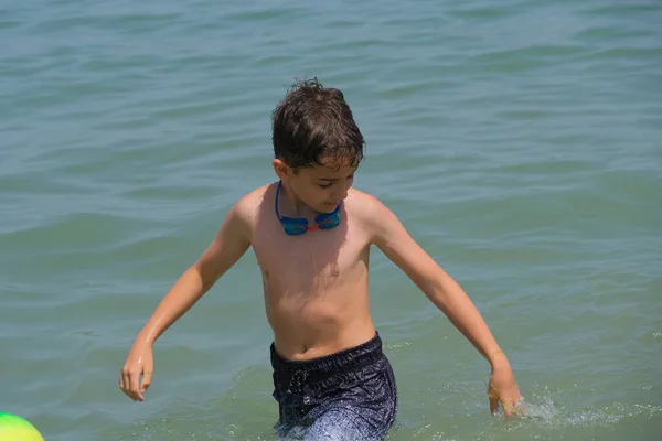 Prachtig Italiaans Kind Speelt Het Water Aan Zee Riccione Hoge — Stockfoto