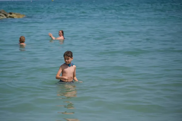 Hermoso Niño Italiano Juega Agua Mar Riccione Foto Alta Calidad — Foto de Stock