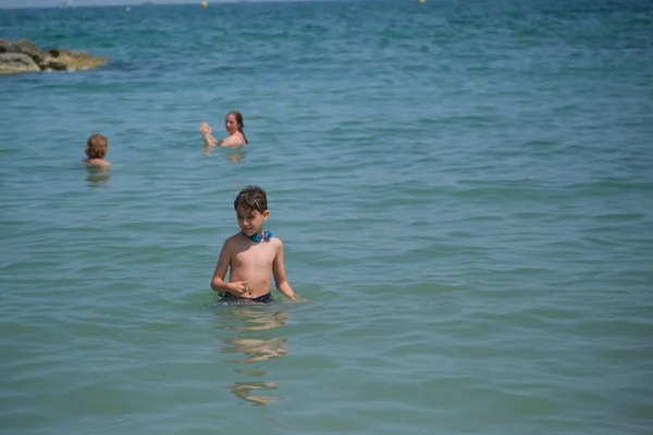 Hermoso Niño Italiano Juega Agua Mar Riccione Foto Alta Calidad — Foto de Stock