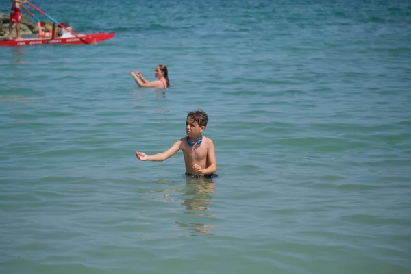 美しいイタリアの子供はリッチオーネの海で遊んでいます 高品質の写真 — ストック写真