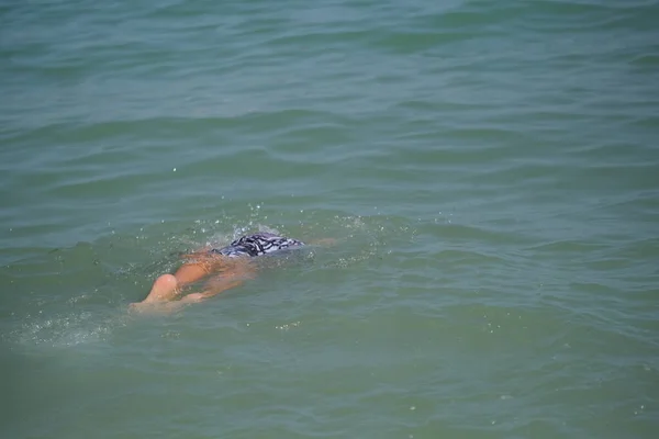 Vackra Italienska Barn Leker Vattnet Vid Havet Riccione Högkvalitativt Foto — Stockfoto