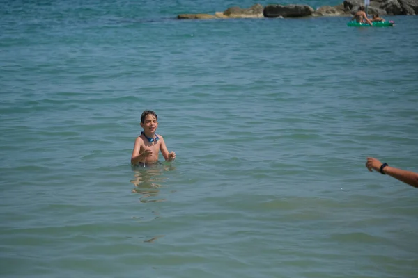 Hermoso Niño Italiano Juega Agua Mar Riccione Foto Alta Calidad — Foto de Stock